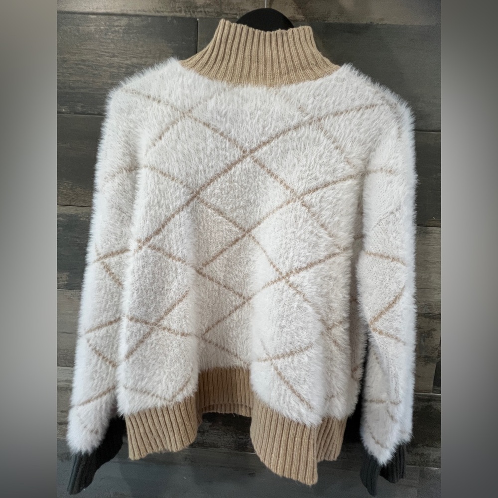 ☕️ Cozy White and Tan Women's Sweater